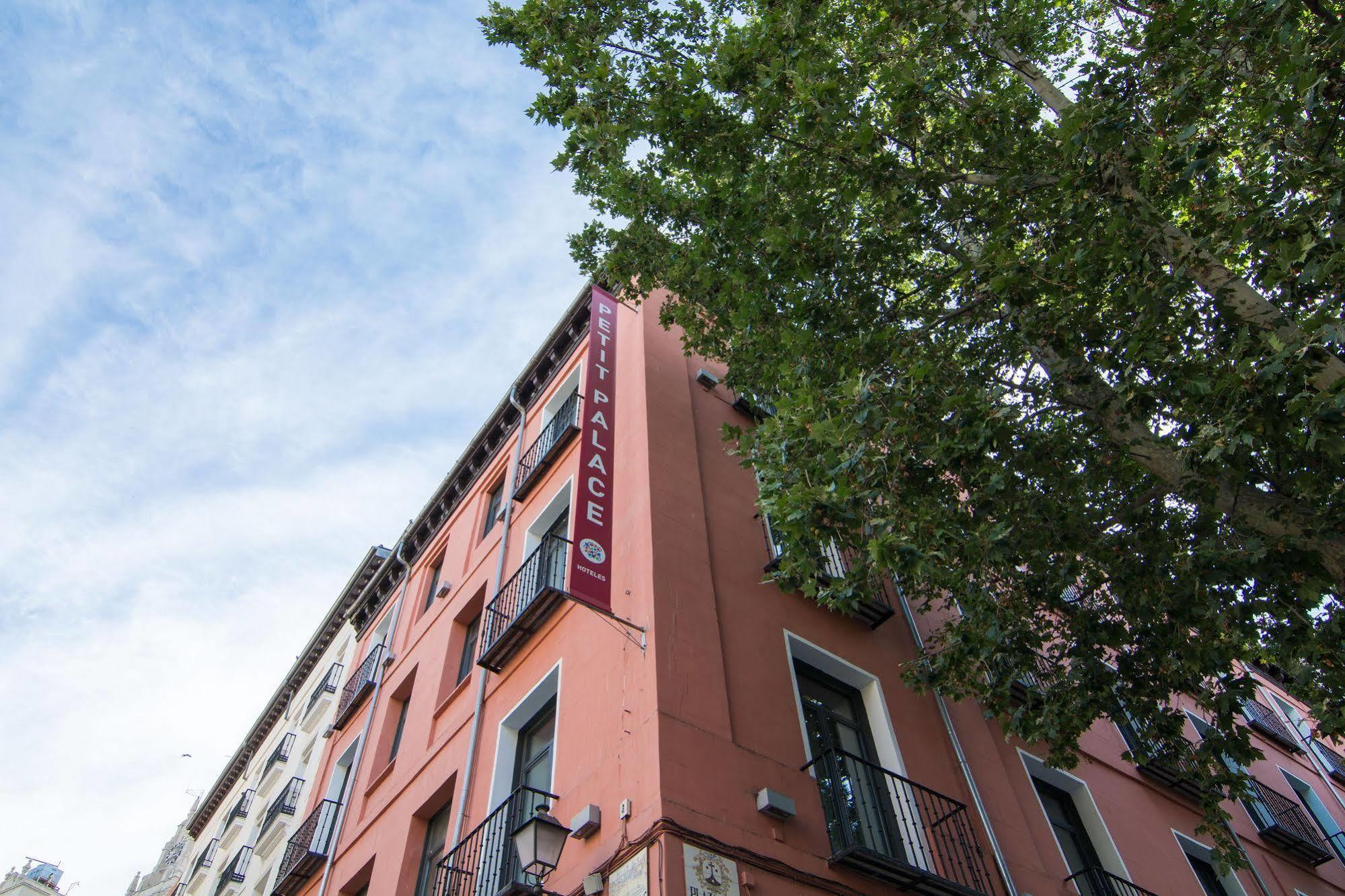 Petit Palace Plaza Del Carmen Hotel Madrid Exterior photo